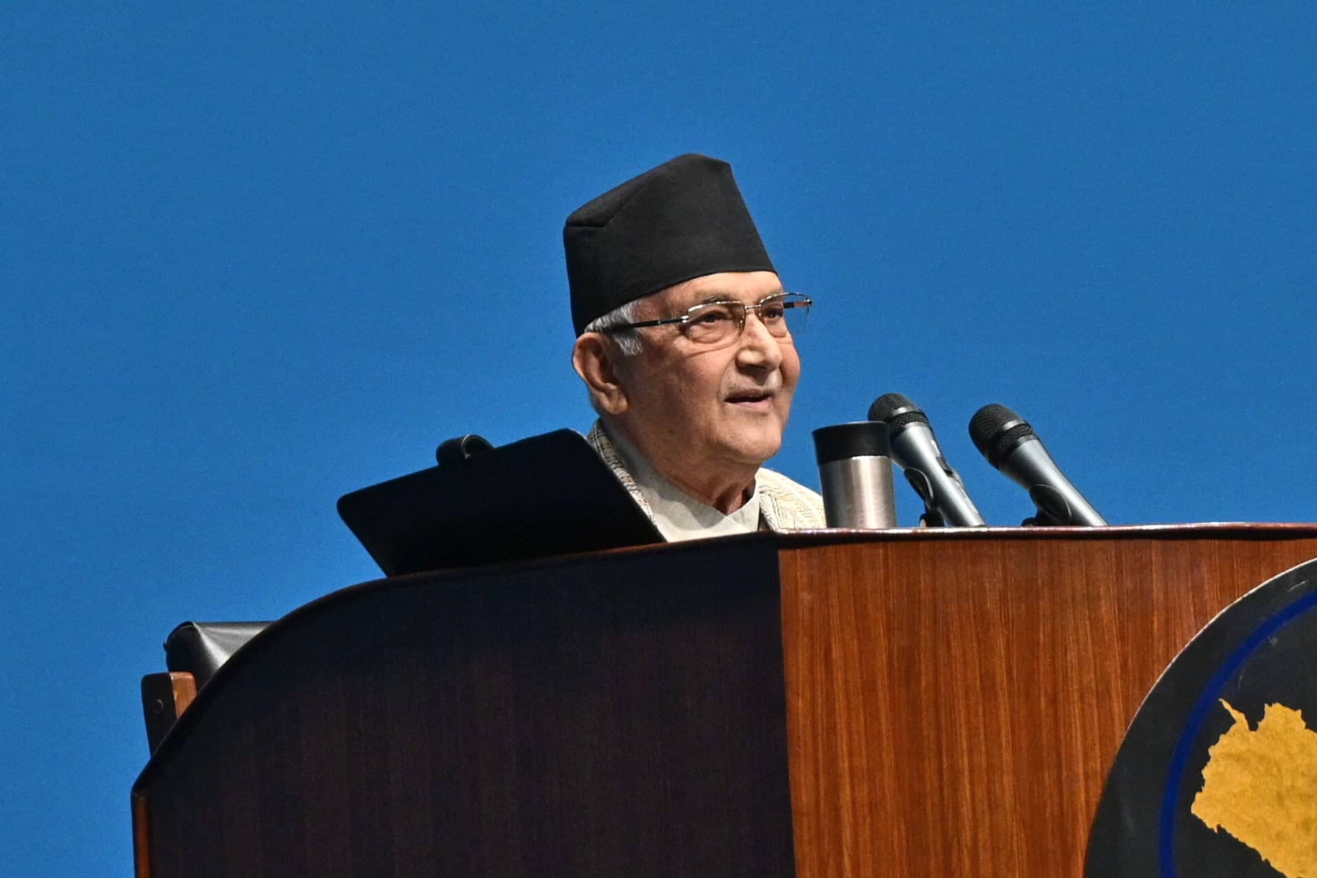 प्रचण्डप्रति ओलीको व्यंग्य- एमाले कसैको वैशाखी टेकेर होइन, आफ्नै खुट्टाले म्याराथनमा दौडिएर आएको हो 